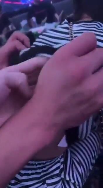 Đưa nhỏ b thân xăm trổ vô bar hút đồ phê rồi vén áo lên bóp vú